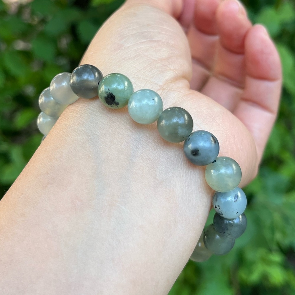 10mm stretchable Xiuyan jade with silver accent - Picture 9 of 12
